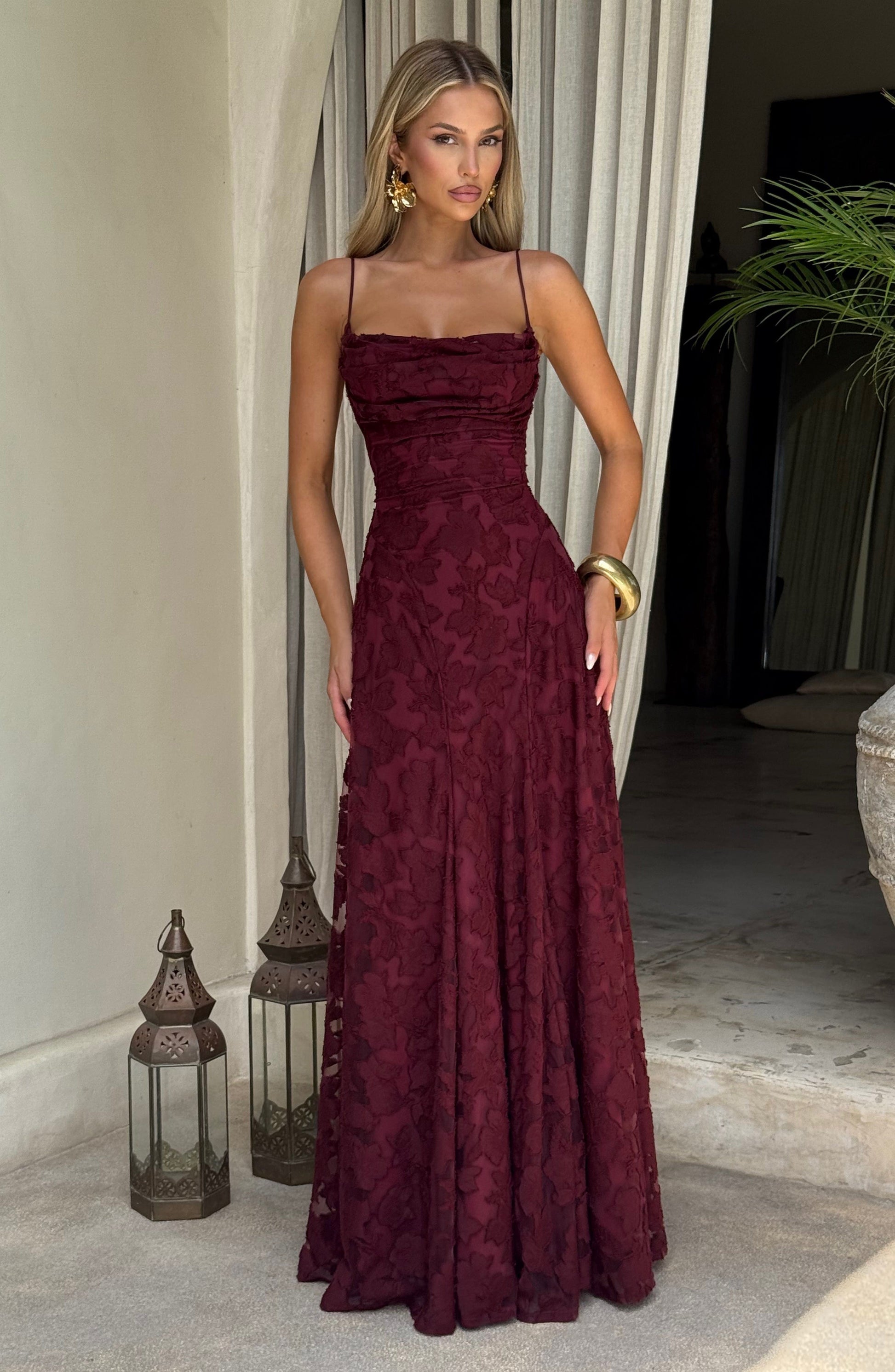 Maxi Dress : Robe longue femme avec décolleté cascade, bretelles spaghetti, motif floral et laçage au dos dans de Marche Lino