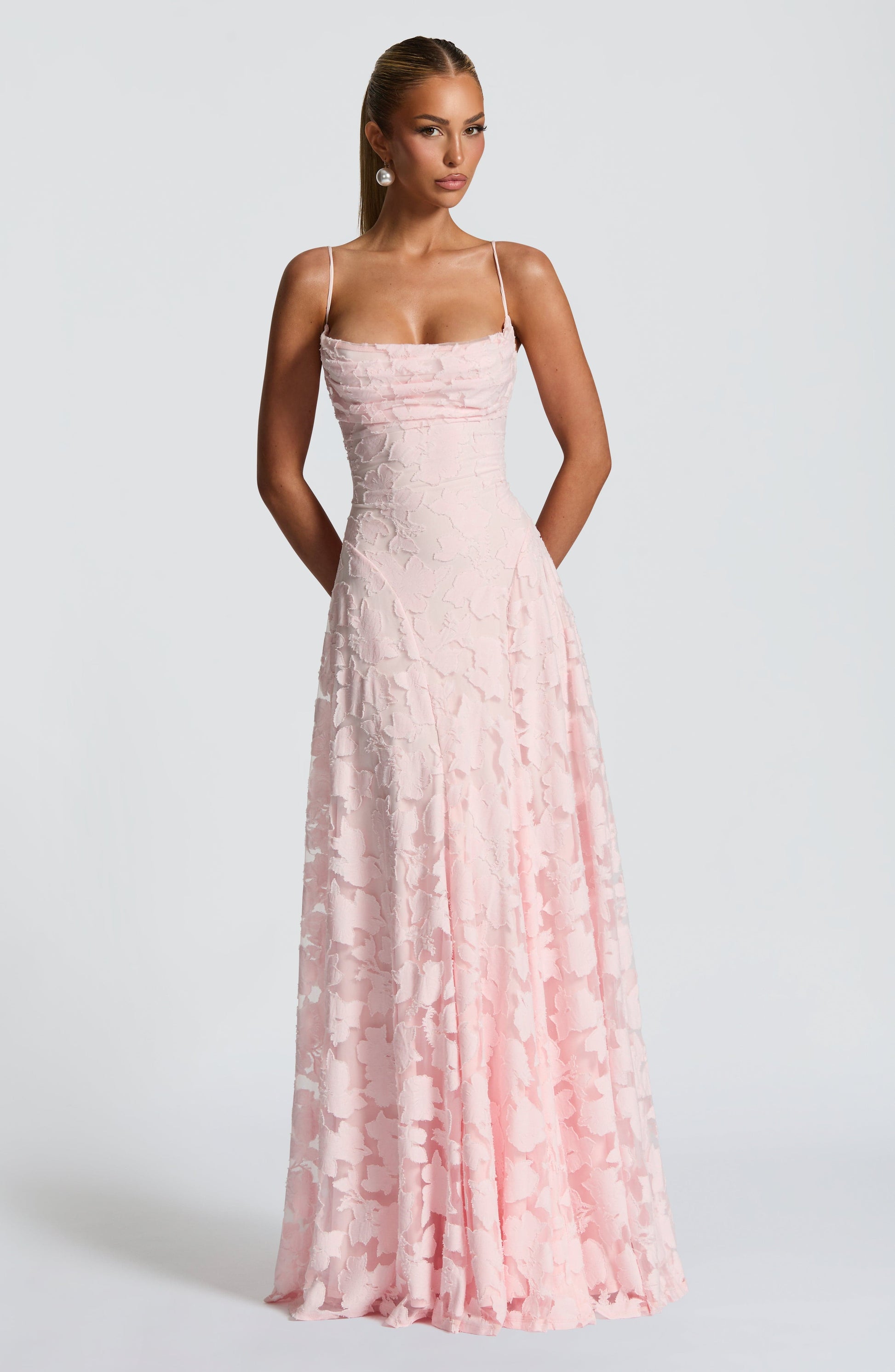 Maxi Dress : Robe longue femme avec décolleté cascade, bretelles spaghetti, motif floral et laçage au dos dans de Marche Lino