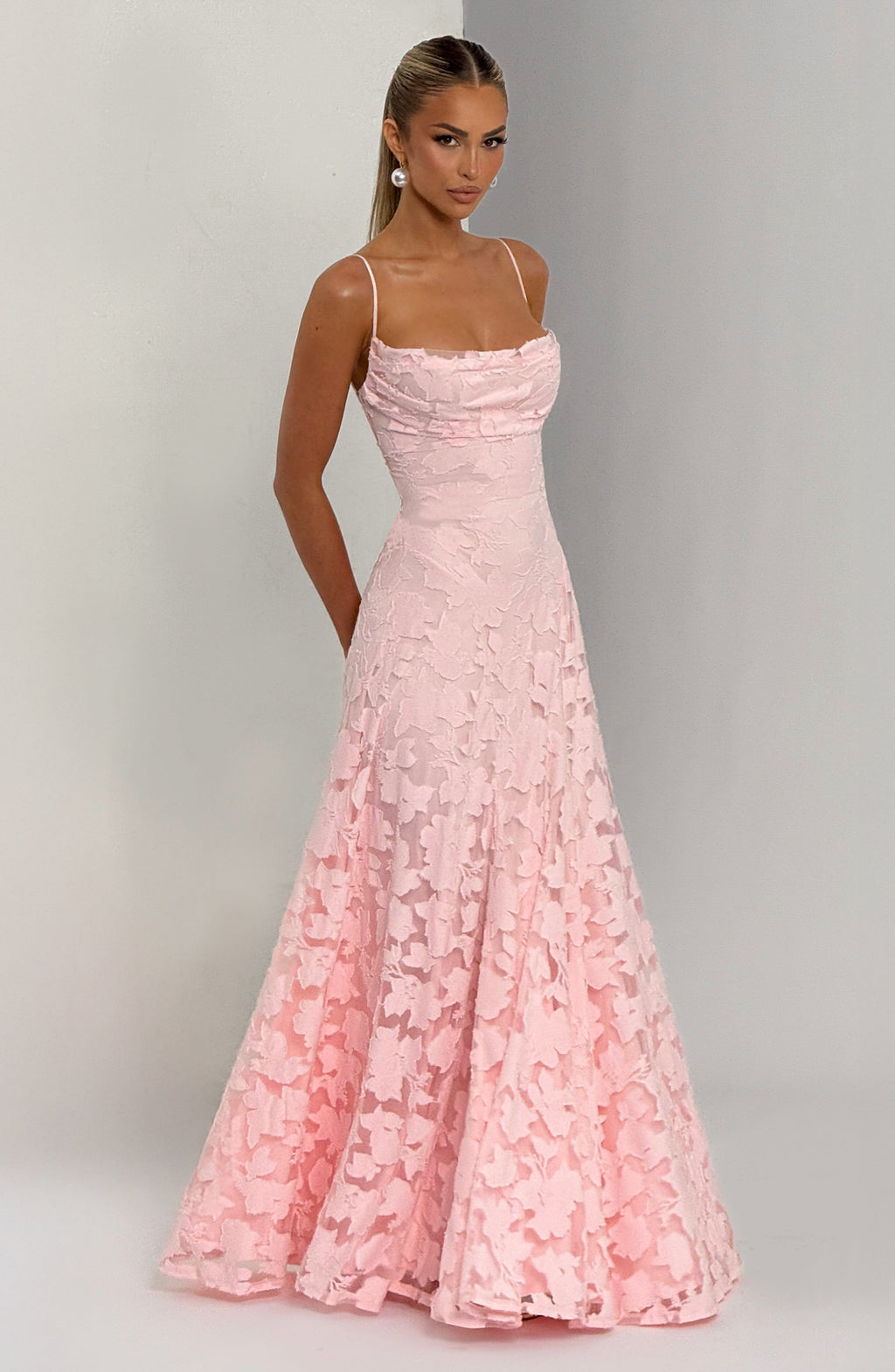 Maxi Dress : Robe longue femme avec décolleté cascade, bretelles spaghetti, motif floral et laçage au dos dans de Marche Lino