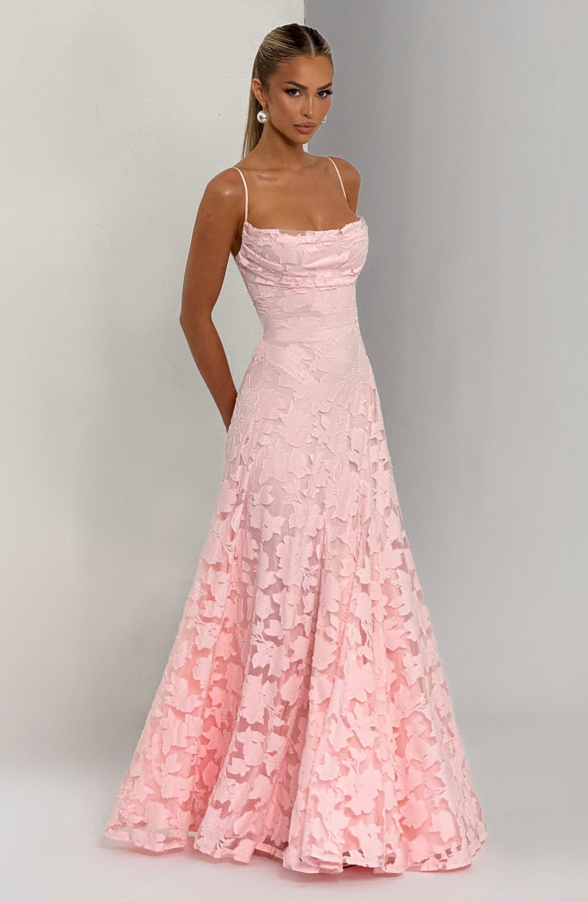 Maxi Dress : Robe longue femme avec décolleté cascade, bretelles spaghetti, motif floral et laçage au dos dans de Marche Lino