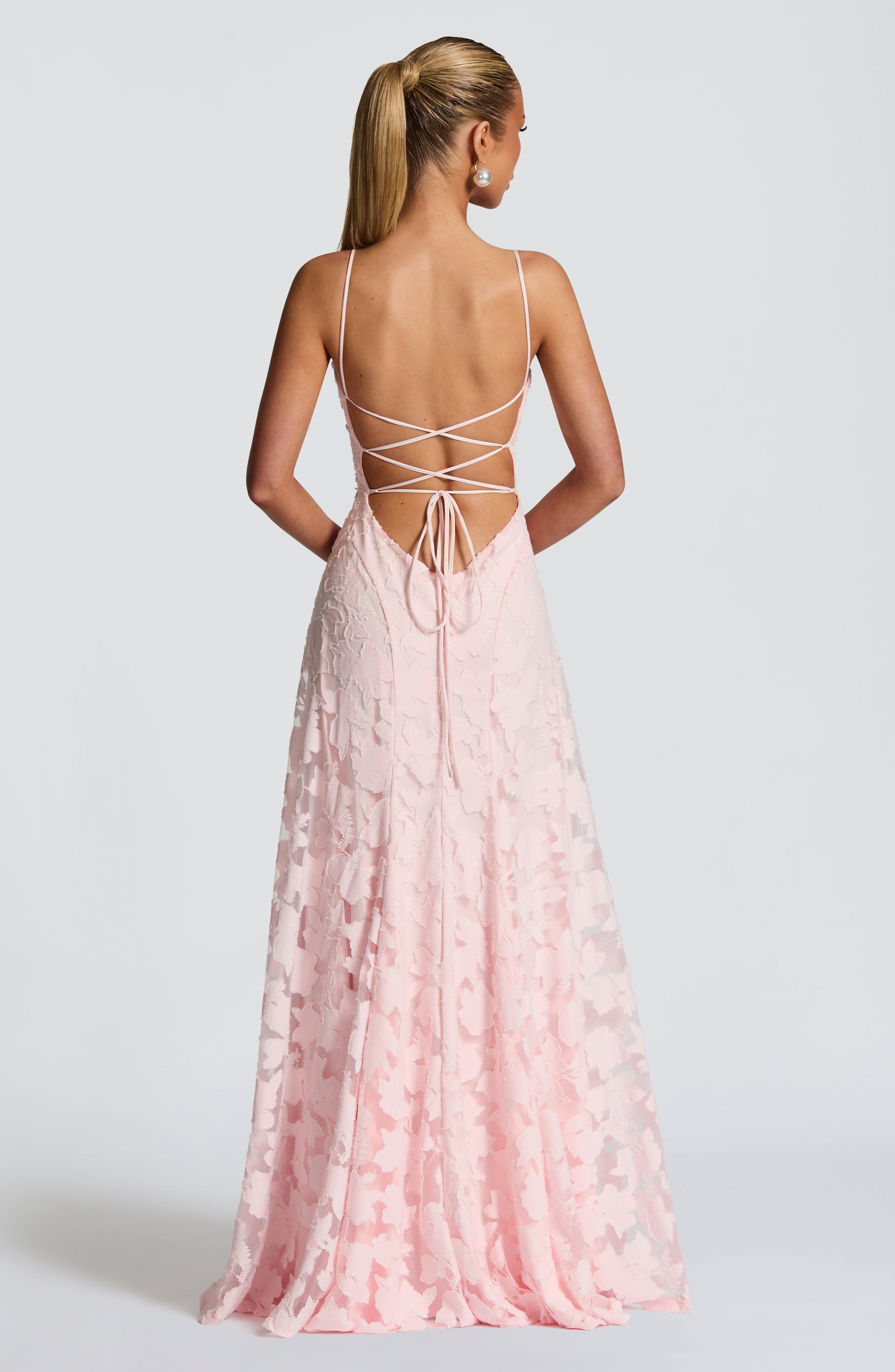 Maxi Dress : Robe longue femme avec décolleté cascade, bretelles spaghetti, motif floral et laçage au dos dans de Marche Lino