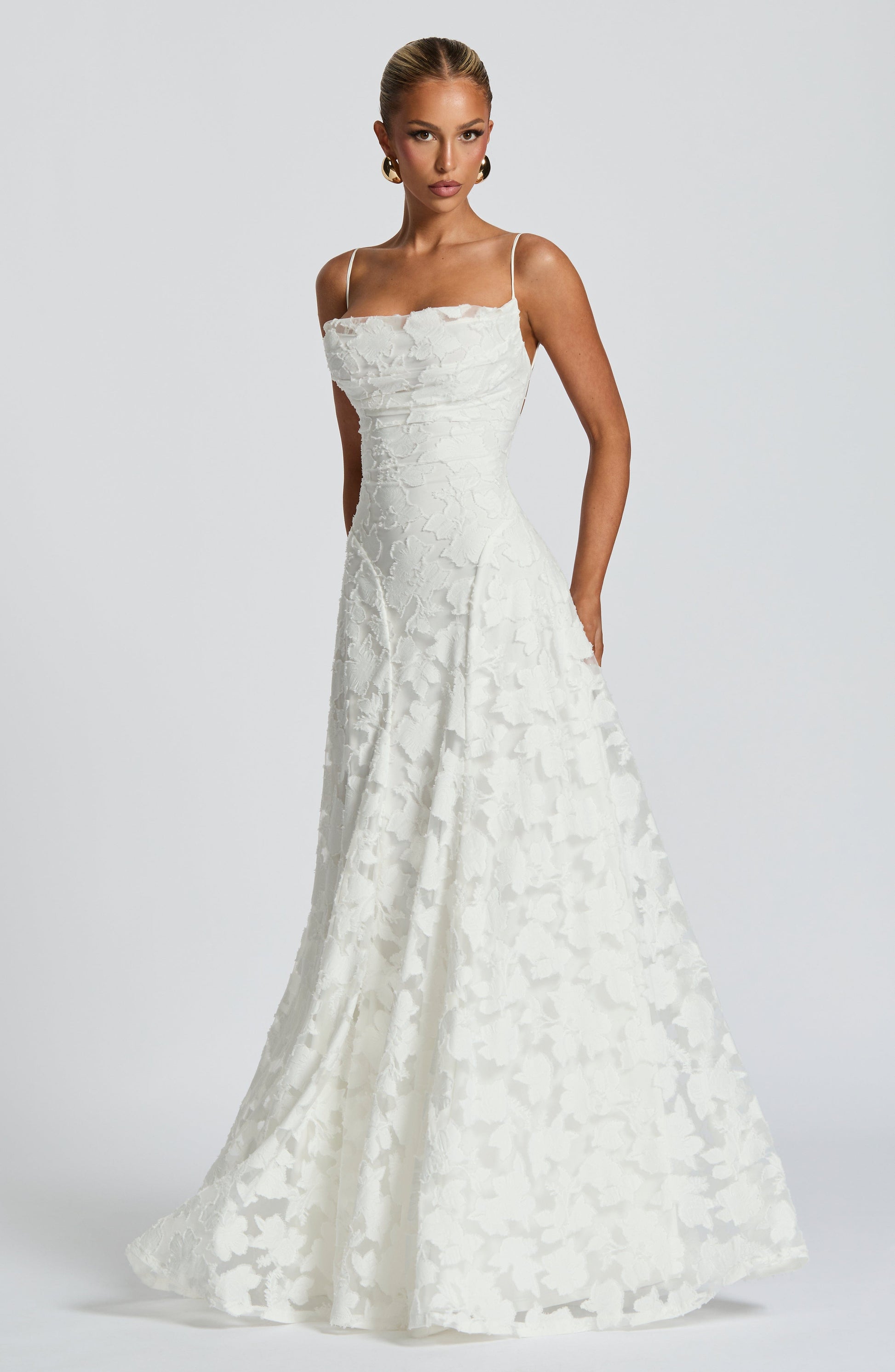 Maxi Dress : Robe longue femme avec décolleté cascade, bretelles spaghetti, motif floral et laçage au dos dans de Marche Lino