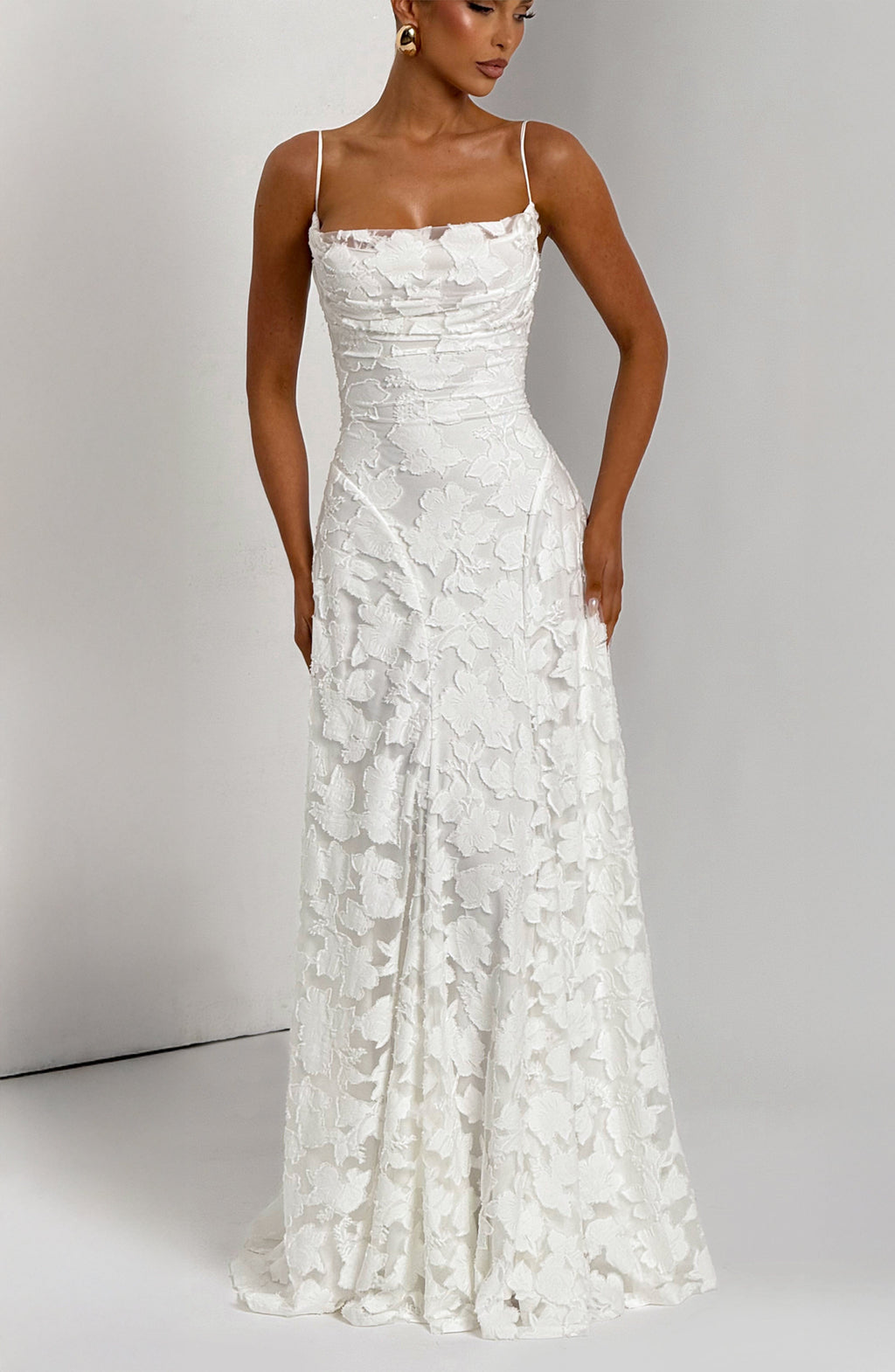 Maxi Dress : Robe longue femme avec décolleté cascade, bretelles spaghetti, motif floral et laçage au dos dans de Marche Lino