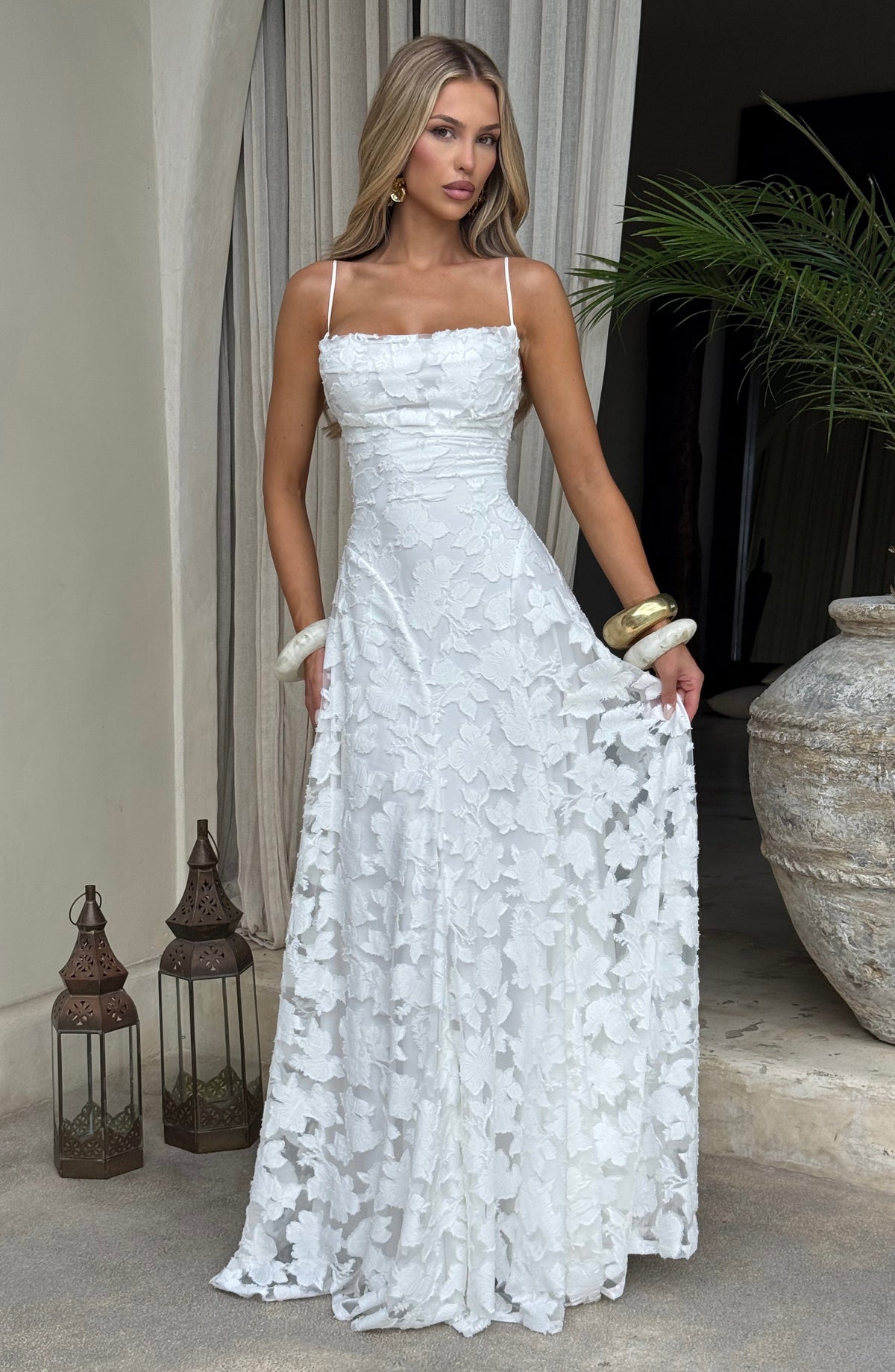 Maxi Dress : Robe longue femme avec décolleté cascade, bretelles spaghetti, motif floral et laçage au dos dans de Marche Lino