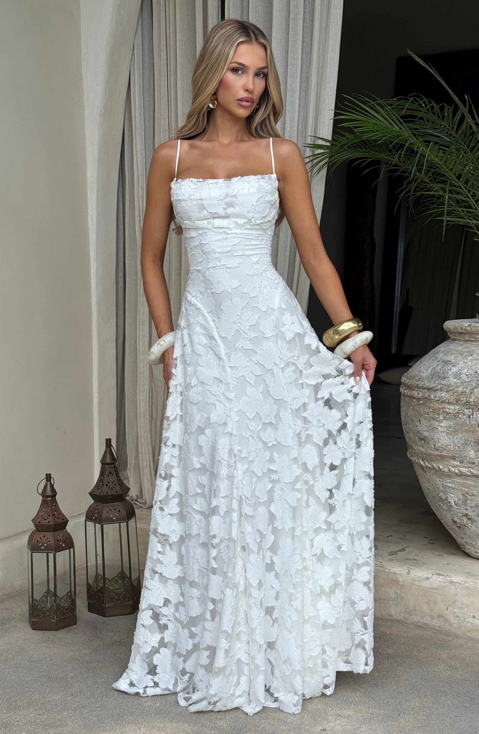 Maxi Dress : Robe longue femme avec décolleté cascade, bretelles spaghetti, motif floral et laçage au dos dans de Marche Lino