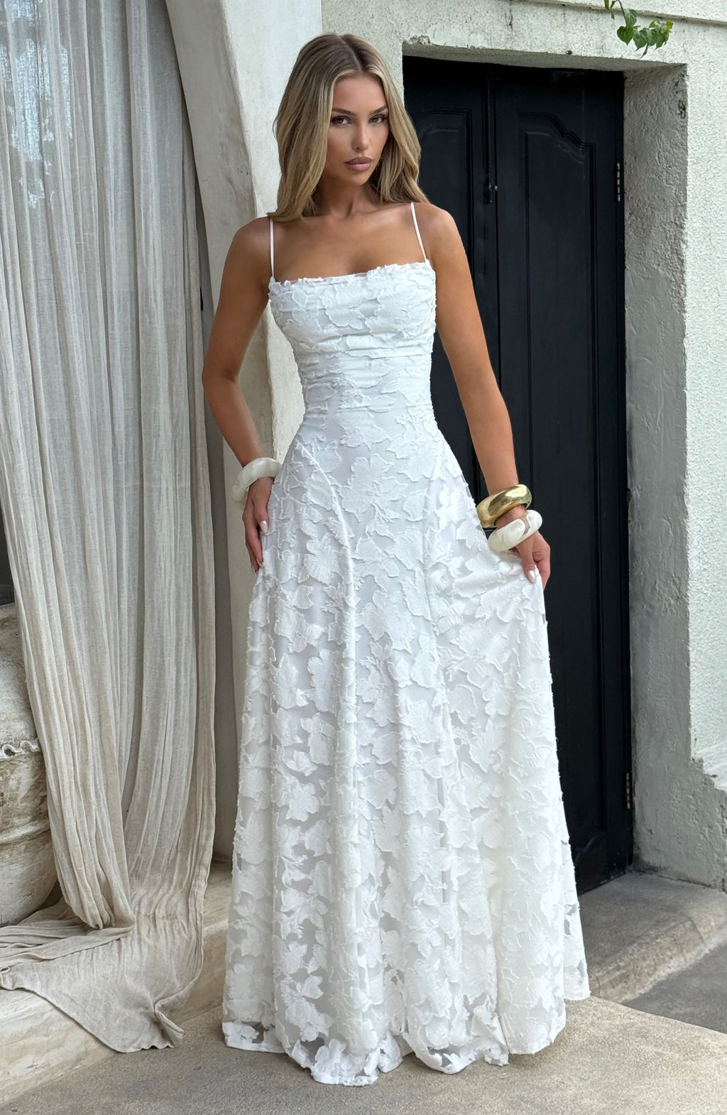 Maxi Dress : Robe longue femme avec décolleté cascade, bretelles spaghetti, motif floral et laçage au dos dans de Marche Lino