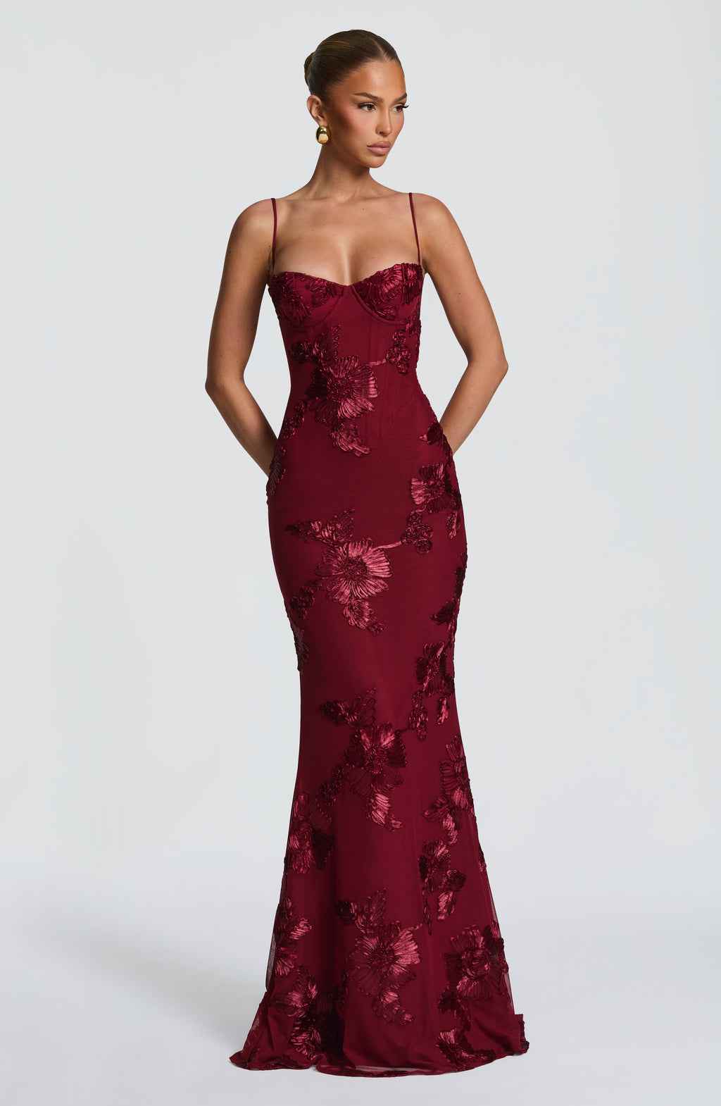 Maxi Dress : Robe longue femme florale - Dos nu lacé, bretelles fines, décolleté cœur dans Bordeaux de Marche Lino