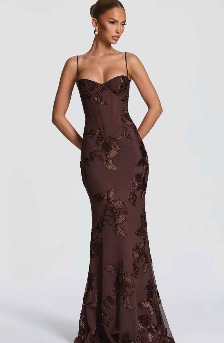Maxi Dress : Robe longue femme florale - Dos nu lacé, bretelles fines, décolleté cœur dans Marron de Marche Lino