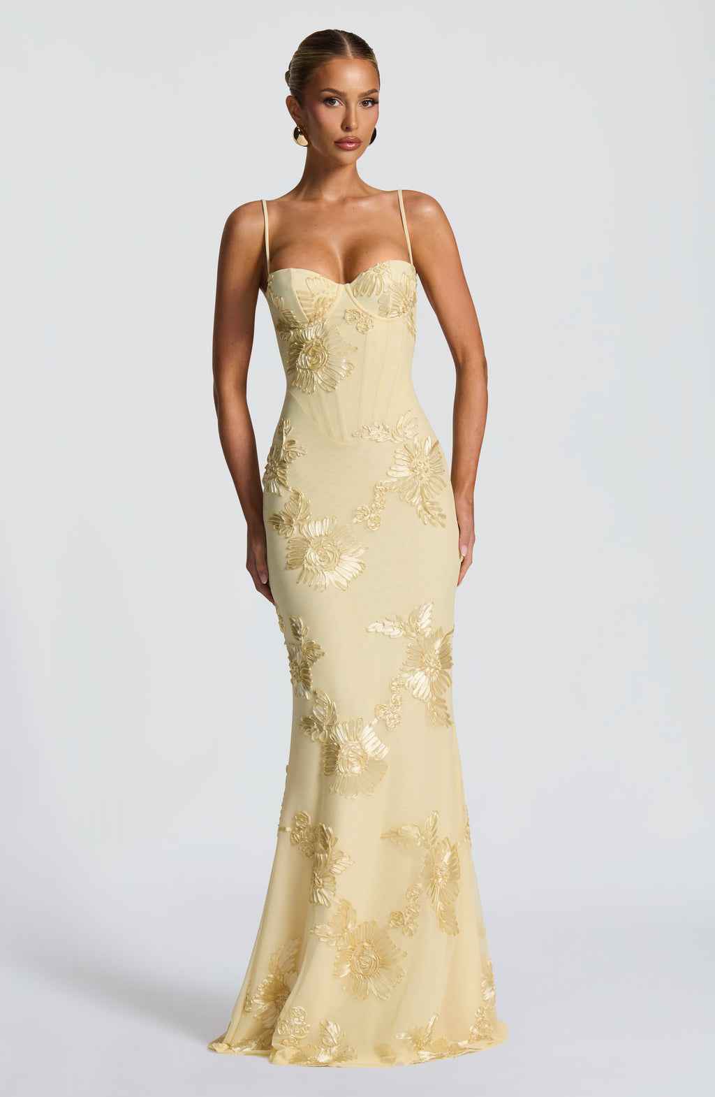 Maxi Dress : Robe longue femme - Bretelles fines, décolleté cœur et fleurs 3D dans Jaune de Marche Lino