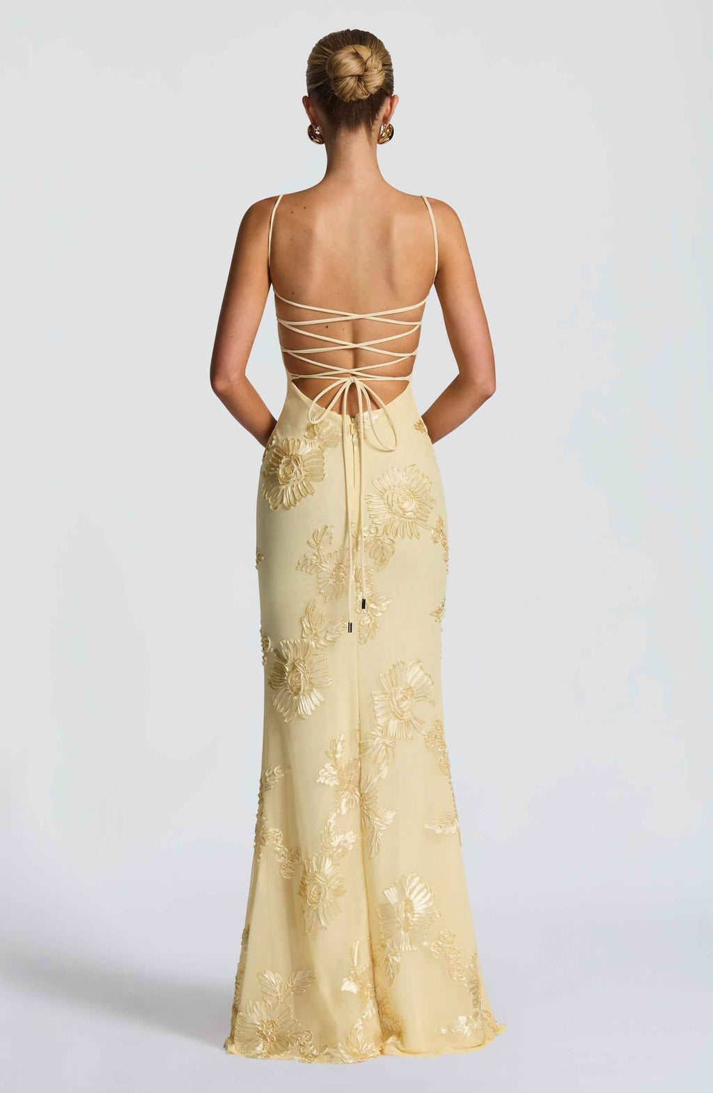 Maxi Dress : Robe longue femme - Bretelles fines, décolleté cœur et fleurs 3D dans de Marche Lino
