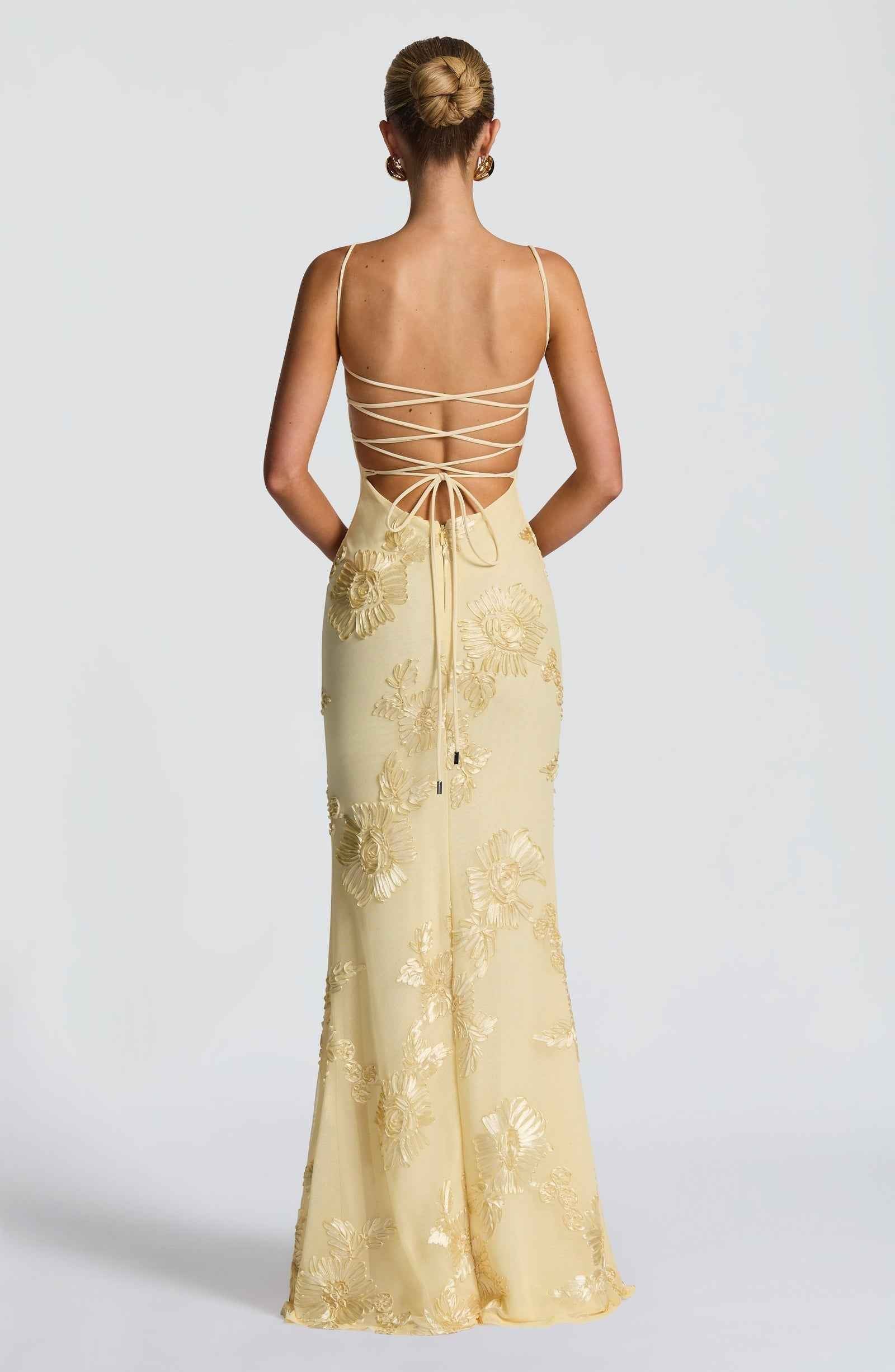 Maxi Dress : Robe longue femme - Bretelles fines, décolleté cœur et fleurs 3D dans de Marche Lino