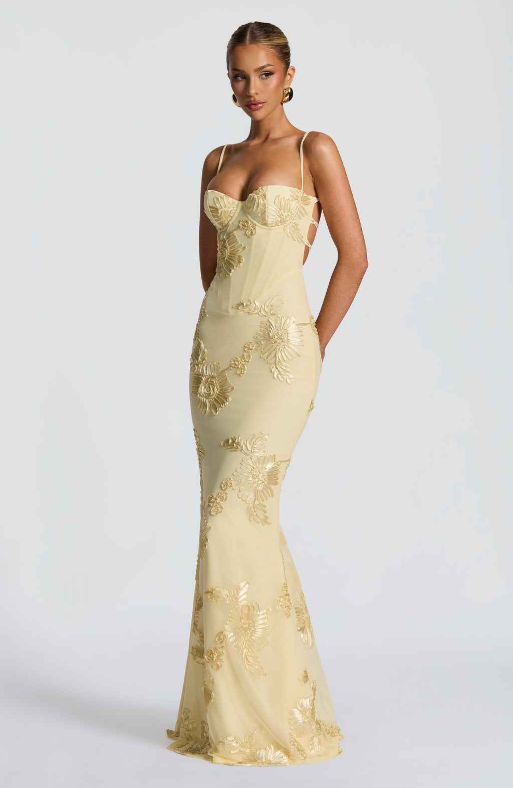 Maxi Dress : Robe longue femme - Bretelles fines, décolleté cœur et fleurs 3D dans de Marche Lino