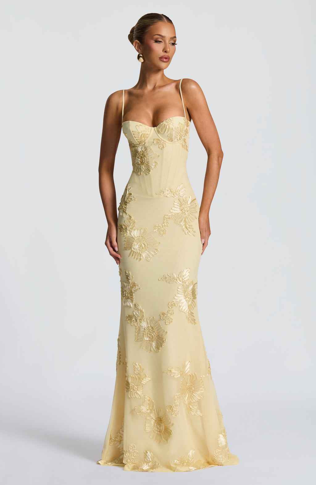 Maxi Dress : Robe longue femme - Bretelles fines, décolleté cœur et fleurs 3D dans de Marche Lino