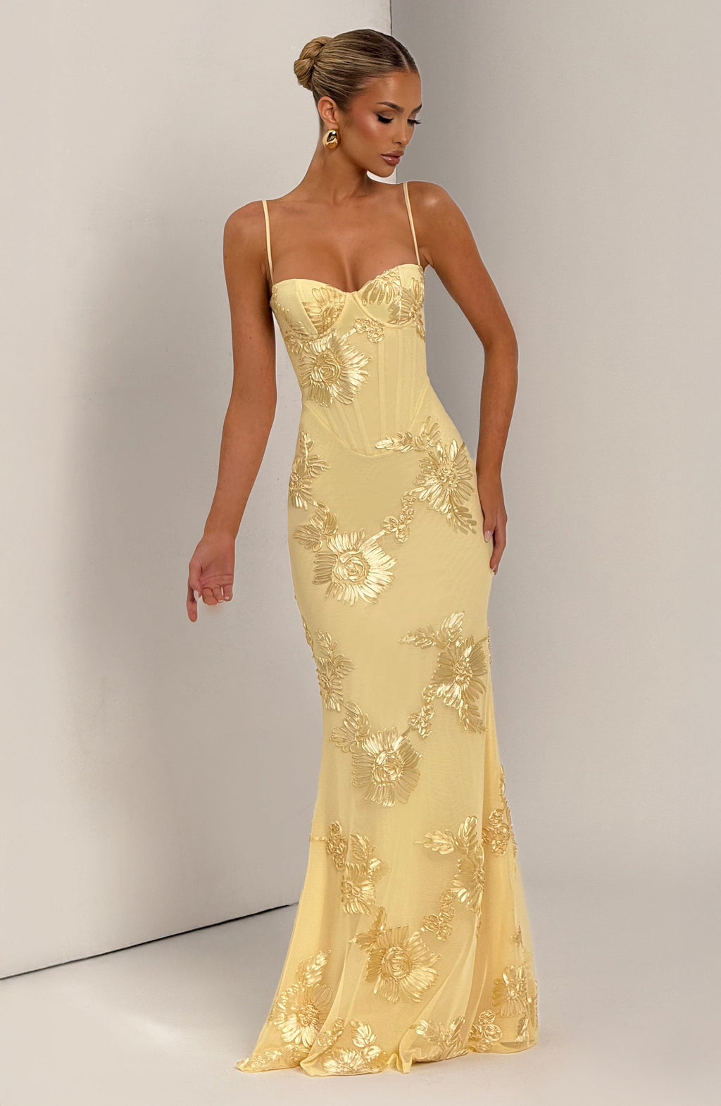 Maxi Dress : Robe longue femme - Bretelles fines, décolleté cœur et fleurs 3D dans de Marche Lino
