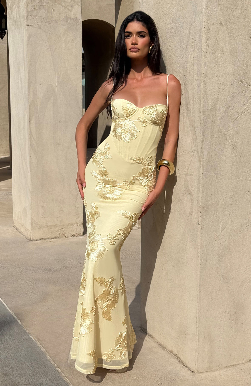 Maxi Dress : Robe longue femme - Bretelles fines, décolleté cœur et fleurs 3D dans de Marche Lino