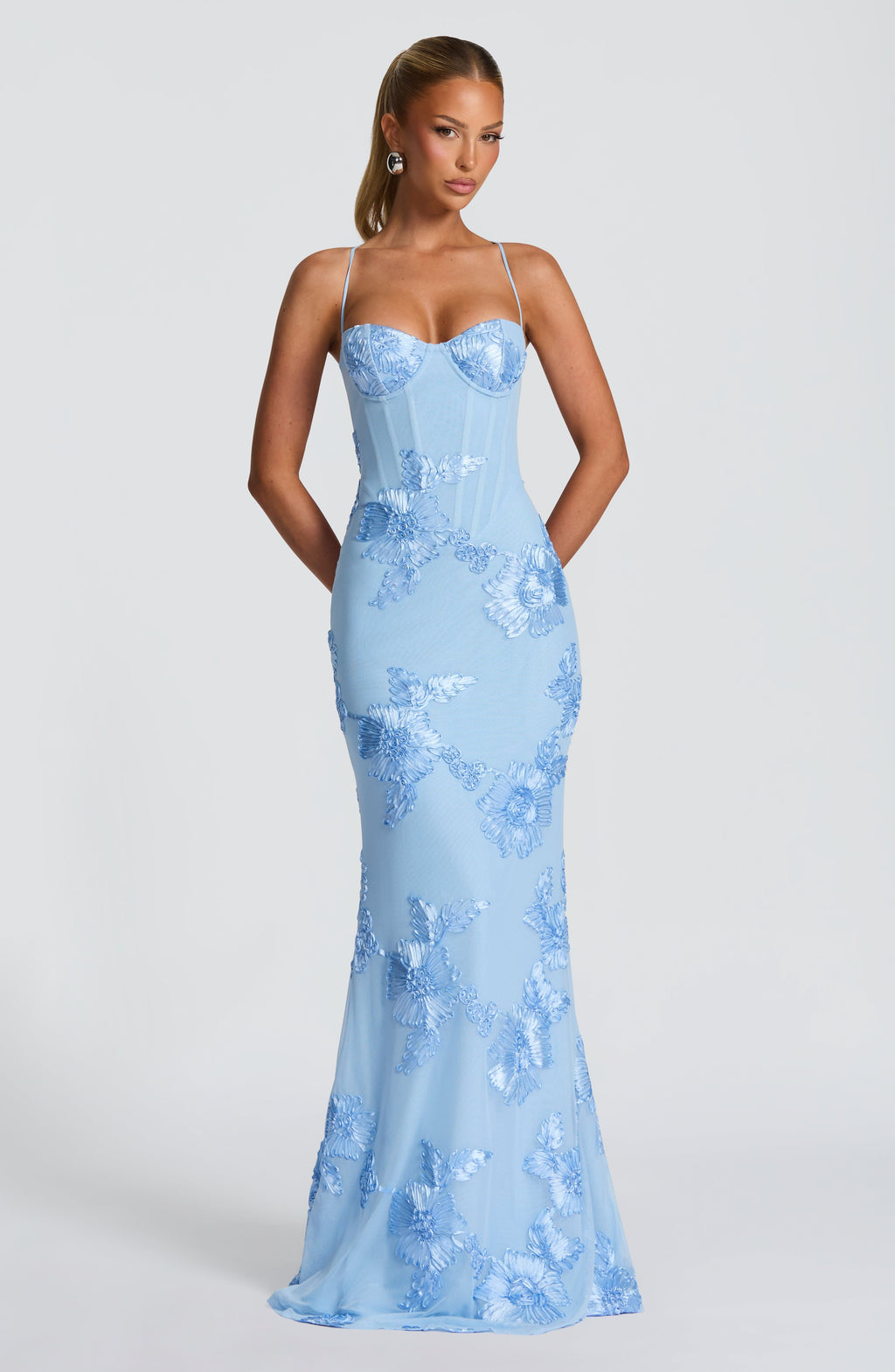 Maxi Dress : Robe longue femme - Bretelles fines, décolleté cœur et fleurs 3D dans Bleu clair de Marche Lino