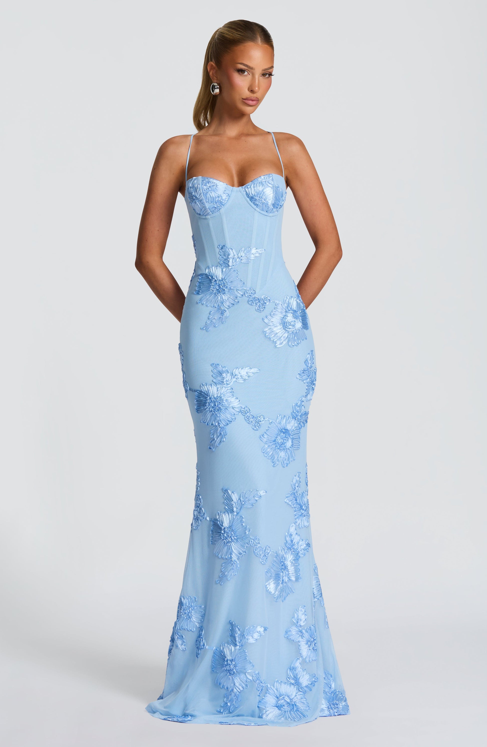 Maxi Dress : Robe longue femme - Bretelles fines, décolleté cœur et fleurs 3D dans Bleu clair de Marche Lino