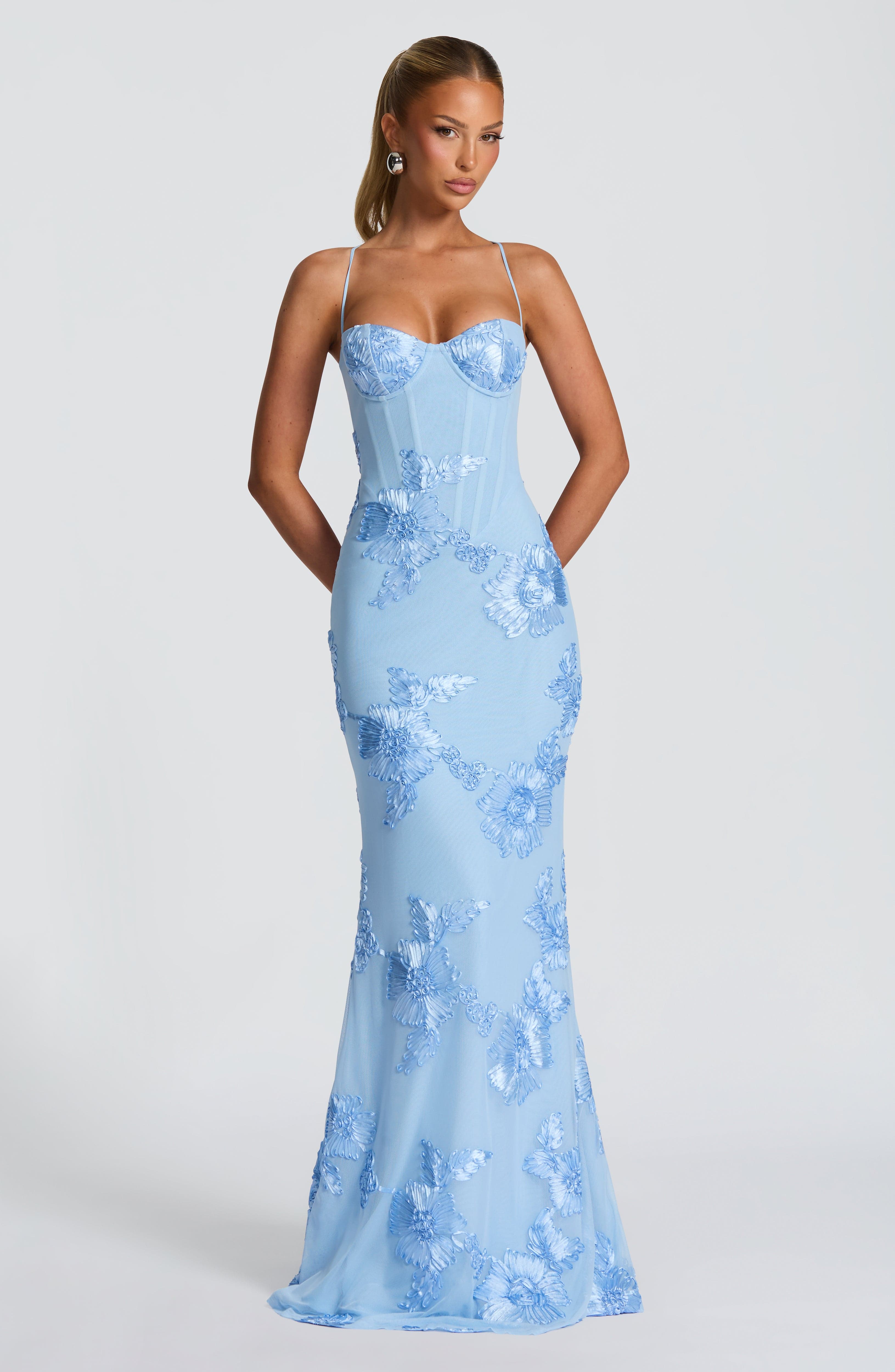 Maxi Dress : Robe longue femme - Bretelles fines, décolleté cœur et fleurs 3D dans Bleu clair de Marche Lino