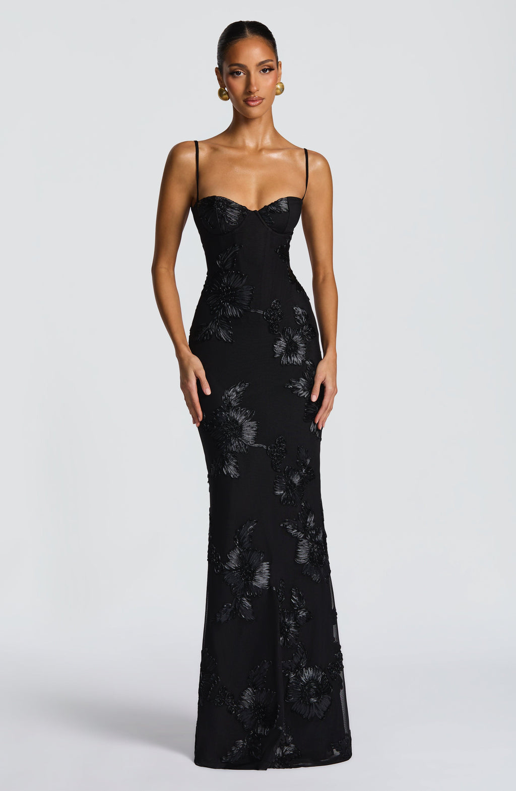 Maxi Dress : Robe longue femme - Bretelles fines, décolleté cœur et fleurs 3D dans Noir de Marche Lino
