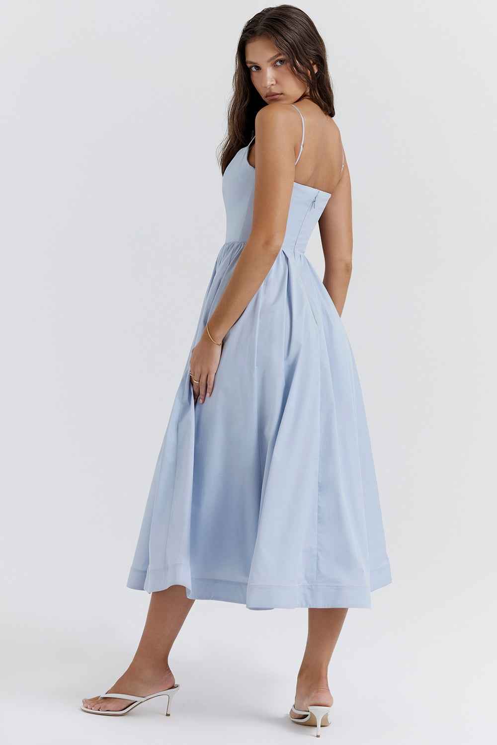 Midi Dress : Robe Midi Femme Élégante - Encolure Droite, Bretelles Spaghetti Fines dans de Marche Lino