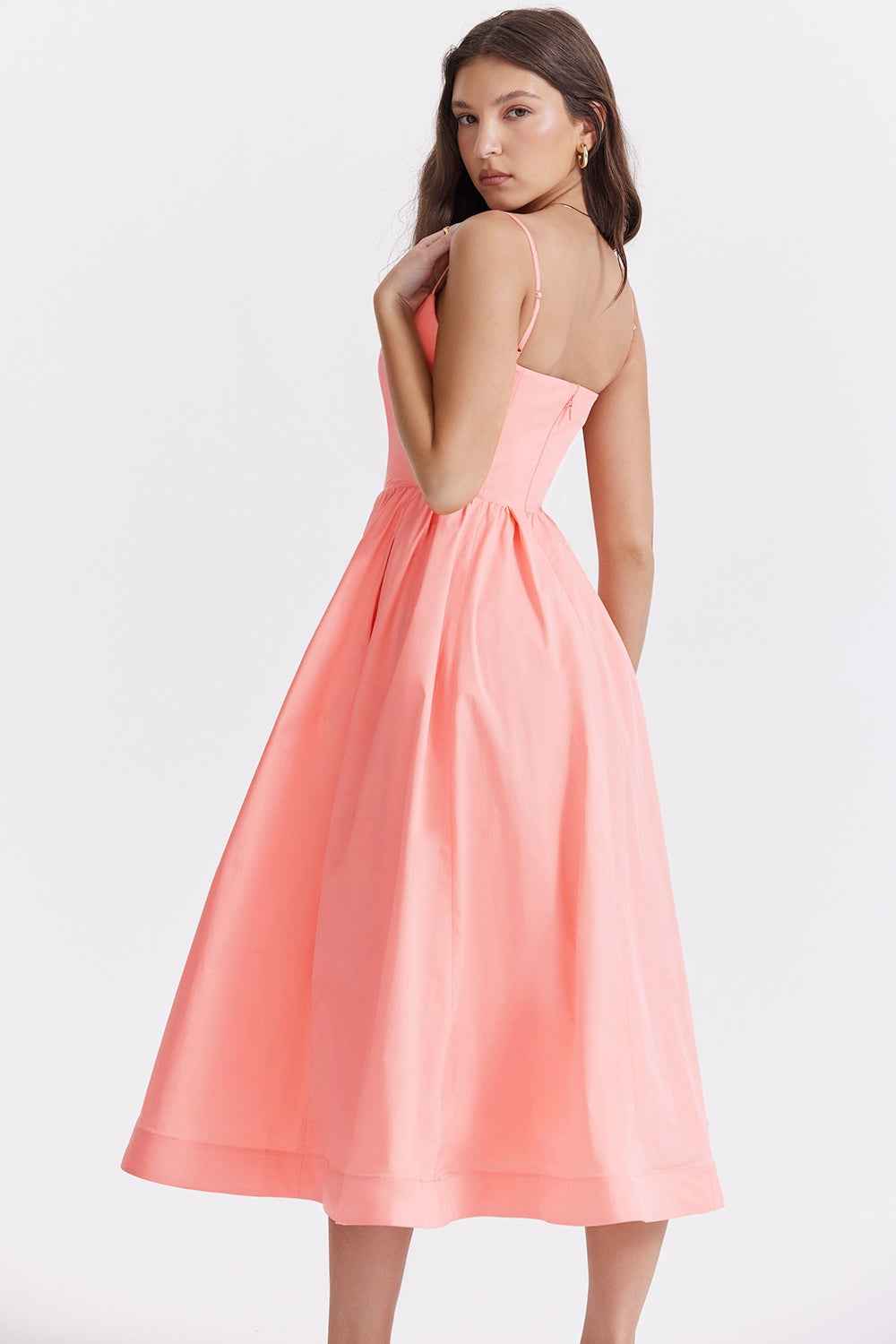 Midi Dress : Robe Midi Femme Élégante - Encolure Droite, Bretelles Spaghetti Fines dans de Marche Lino