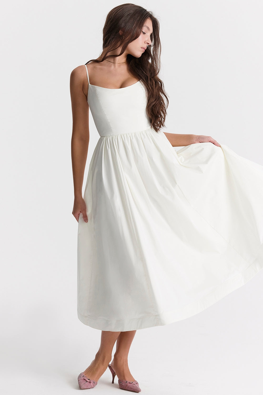 Midi Dress : Robe Midi Femme Élégante - Encolure Droite, Bretelles Spaghetti Fines dans de Marche Lino