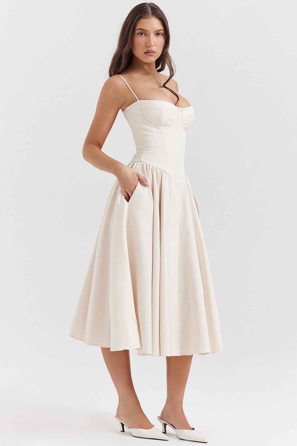 Midi Dress : Robe midi femme - Corset, décolleté en cœur, fines bretelles et poches dans Beige clair de Marche Lino