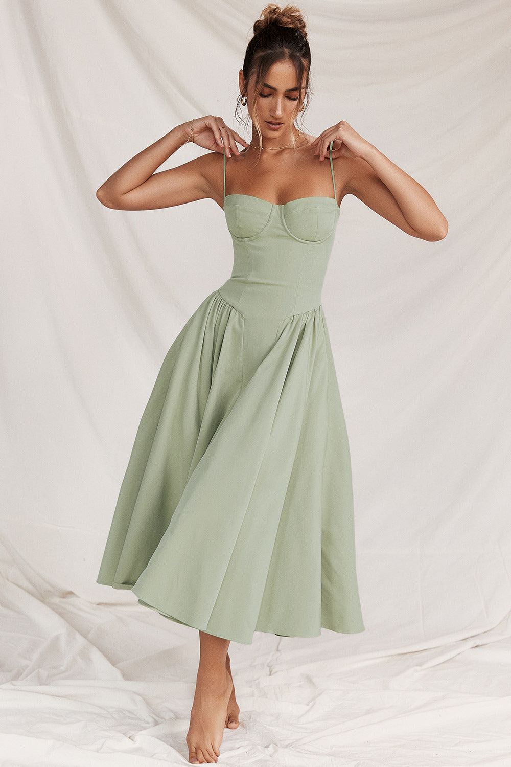 Midi Dress : Robe midi femme - Corset, décolleté en cœur, fines bretelles et poches dans Vert clair de Marche Lino