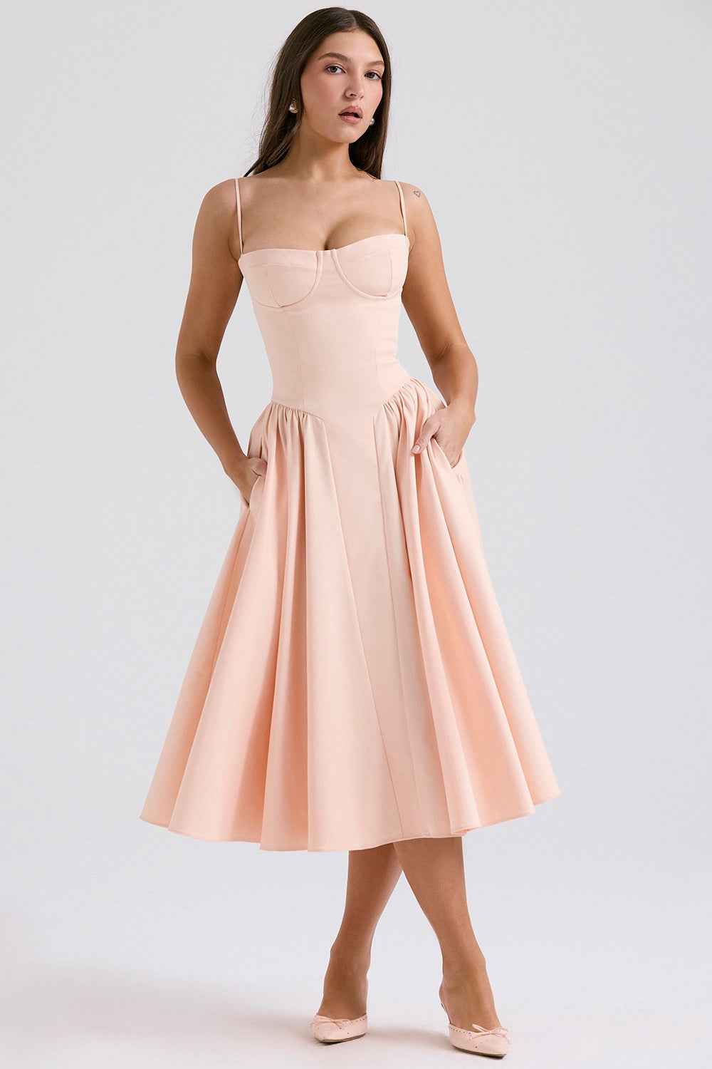 Midi Dress : Robe midi femme - Corset, décolleté en cœur, fines bretelles et poches dans Rose clair de Marche Lino