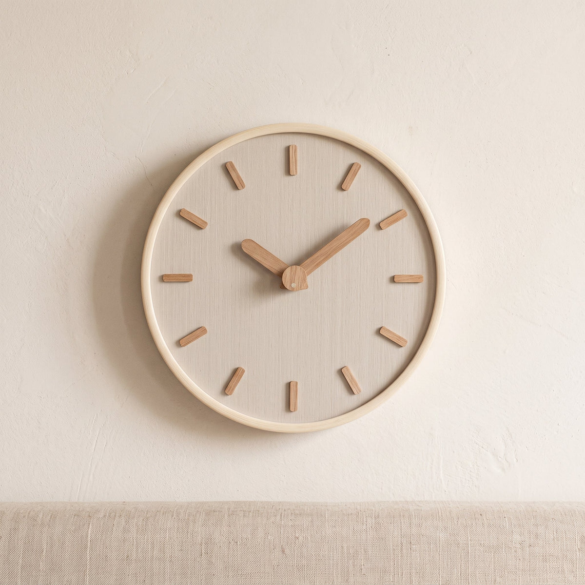 Wall Clocks : DashClock Horloge Murale en Bois Silencieuse dans de Roselva