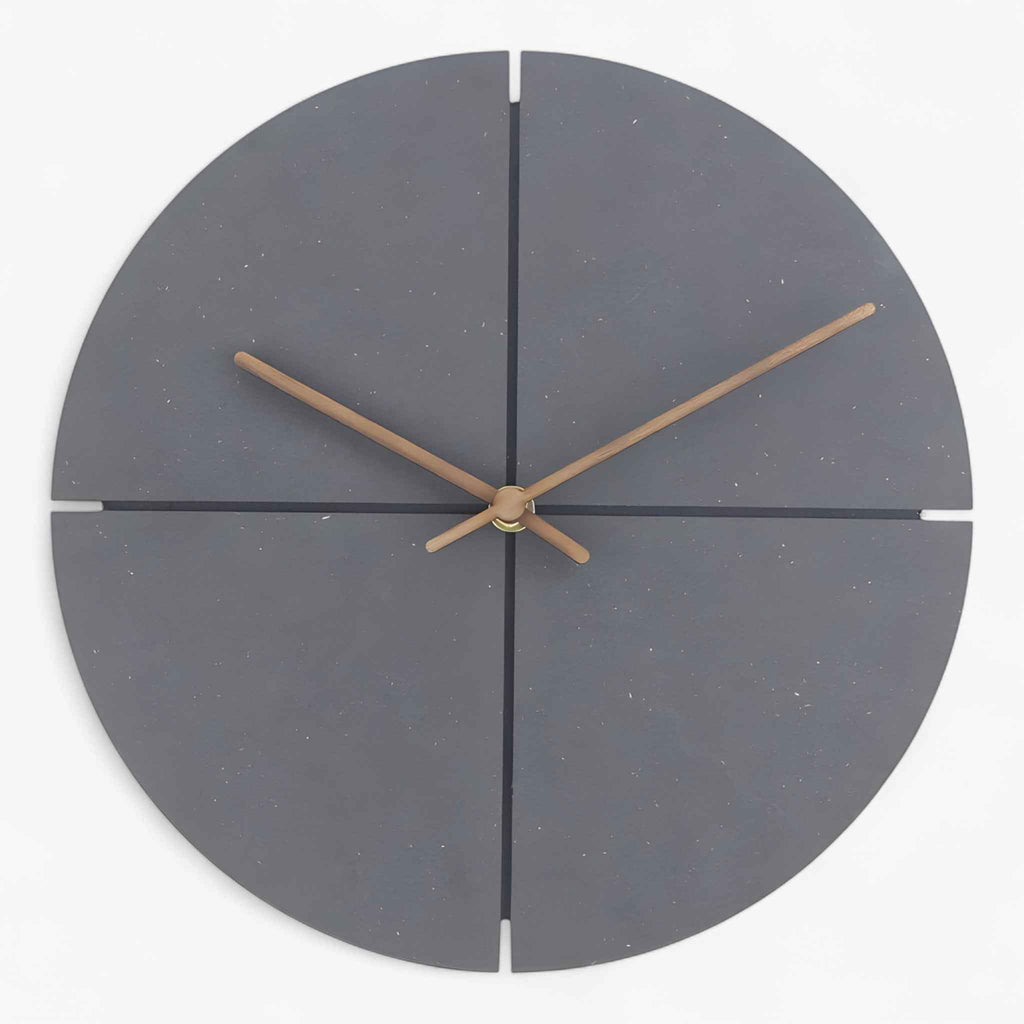 Horloge murale en bois femme