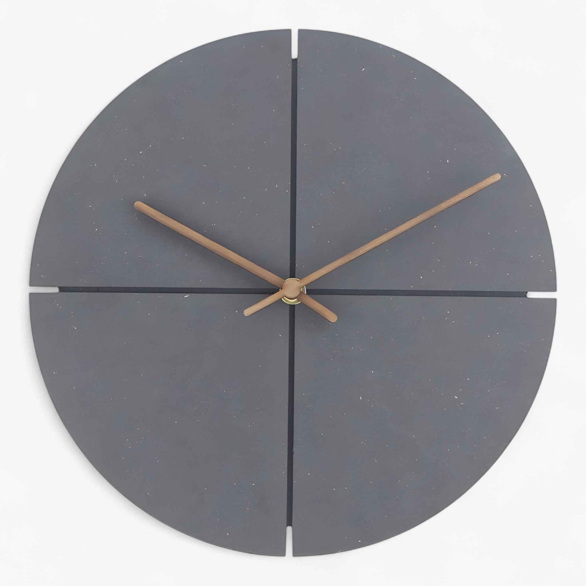 Horloge murale en bois femme