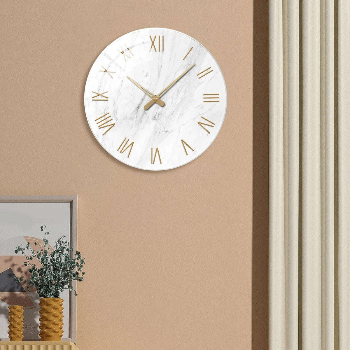 Wall Clocks : Horloge Murale Effet Marbre – Chiffres Romains Dorés et Élégance Classique dans de Marche Lino