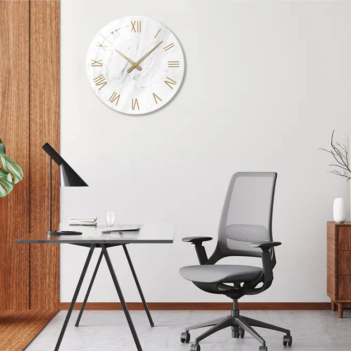 Wall Clocks : Horloge Murale Effet Marbre – Chiffres Romains Dorés et Élégance Classique dans de Marche Lino