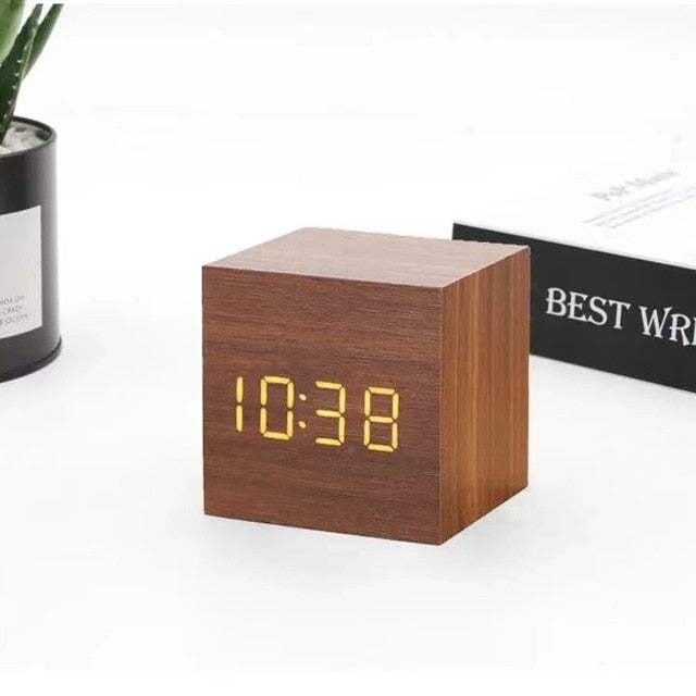 Wall Clocks : LumiClock Réveil LED Numérique dans Bois Foncé de Roselva