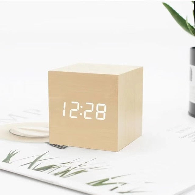 Wall Clocks : LumiClock Réveil LED Numérique dans Bois Clair de Roselva