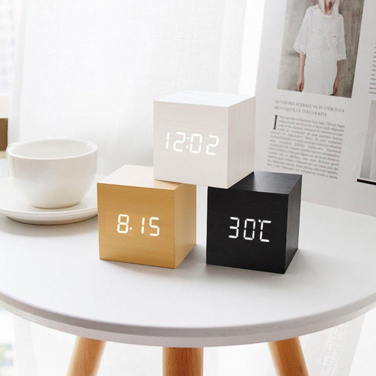 Wall Clocks : LumiClock Réveil LED Numérique dans de Roselva