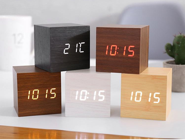Wall Clocks : LumiClock Réveil LED Numérique dans de Roselva