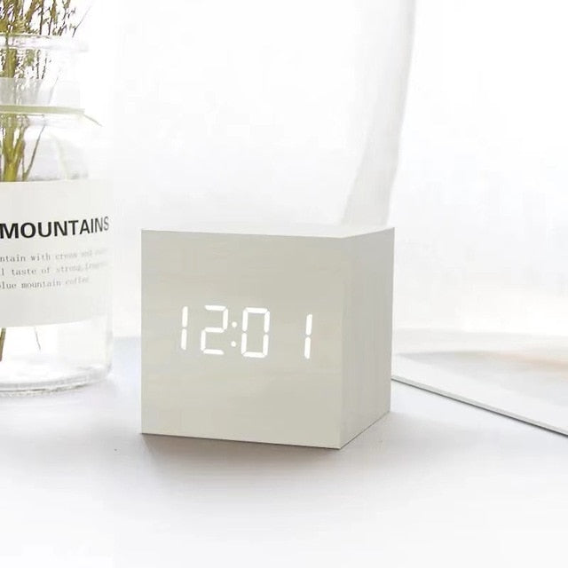 Wall Clocks : LumiClock Réveil LED Numérique dans Blanc de Roselva