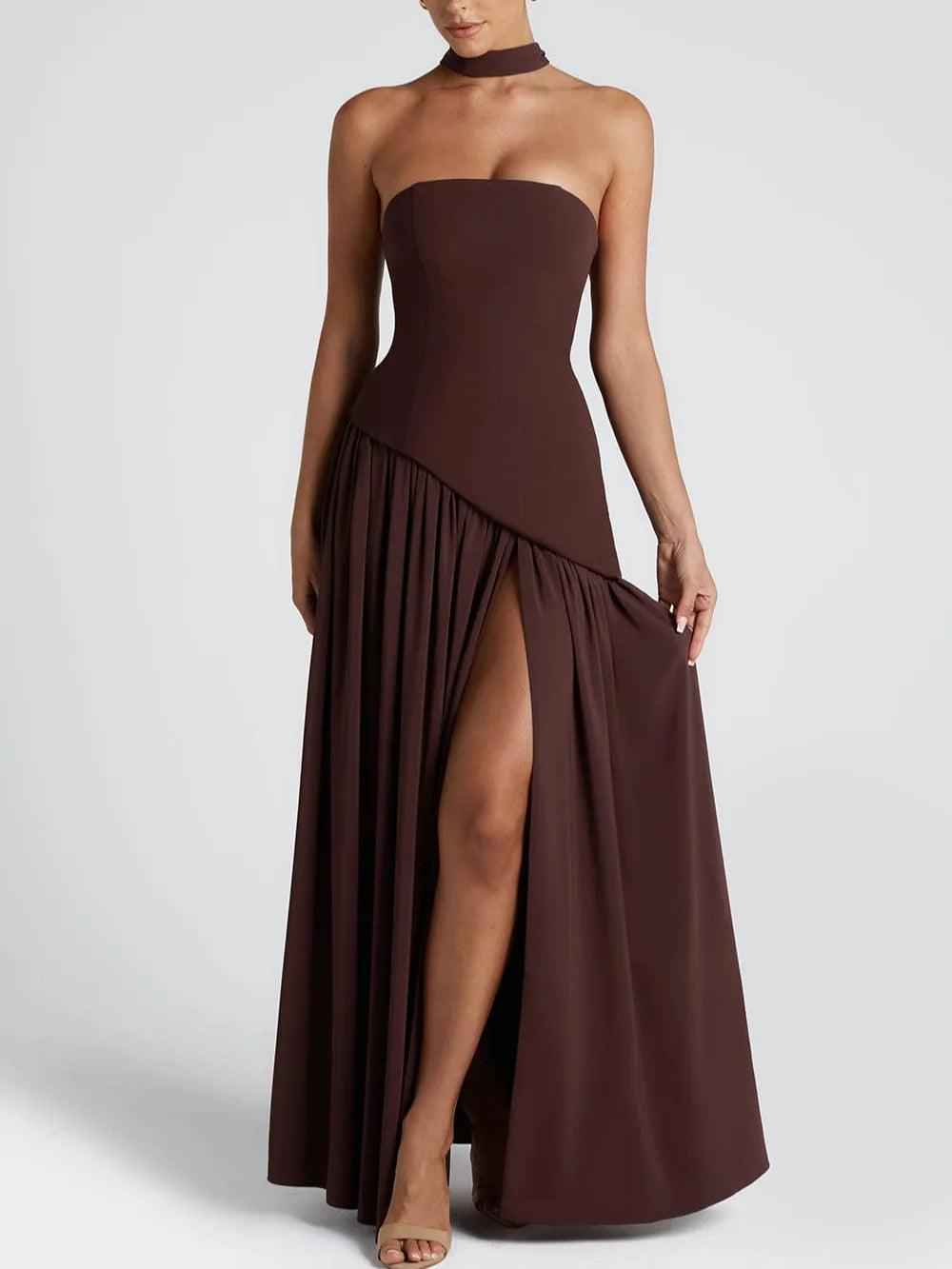 Long strapless dress with slit and elegant ribbon