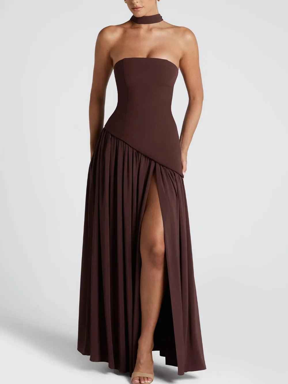 Long strapless dress with slit and elegant ribbon