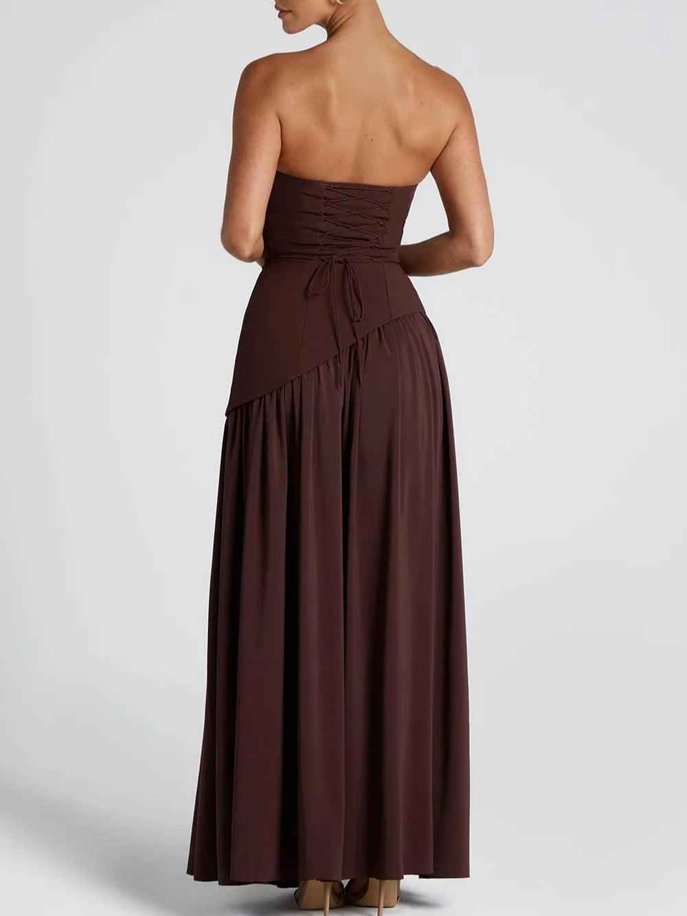 Long strapless dress with slit and elegant ribbon