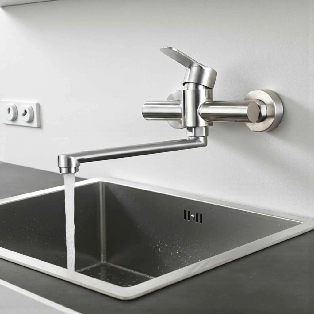 mitigeur-de-cuisine-mural-elegant-en-argent