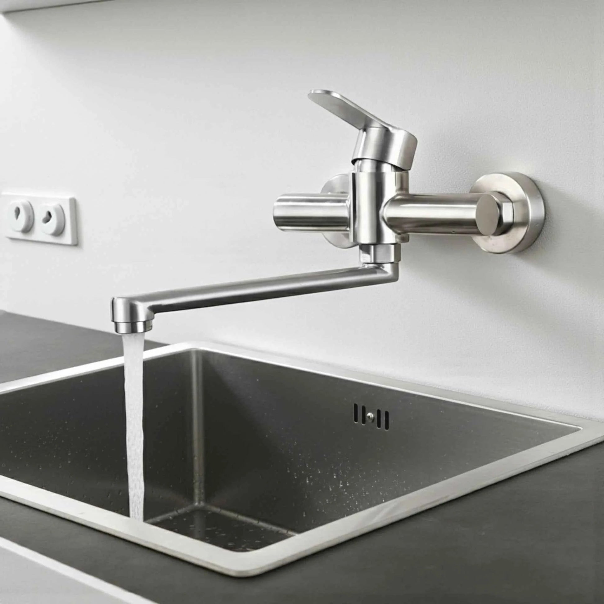 mitigeur-de-cuisine-mural-elegant-en-argent