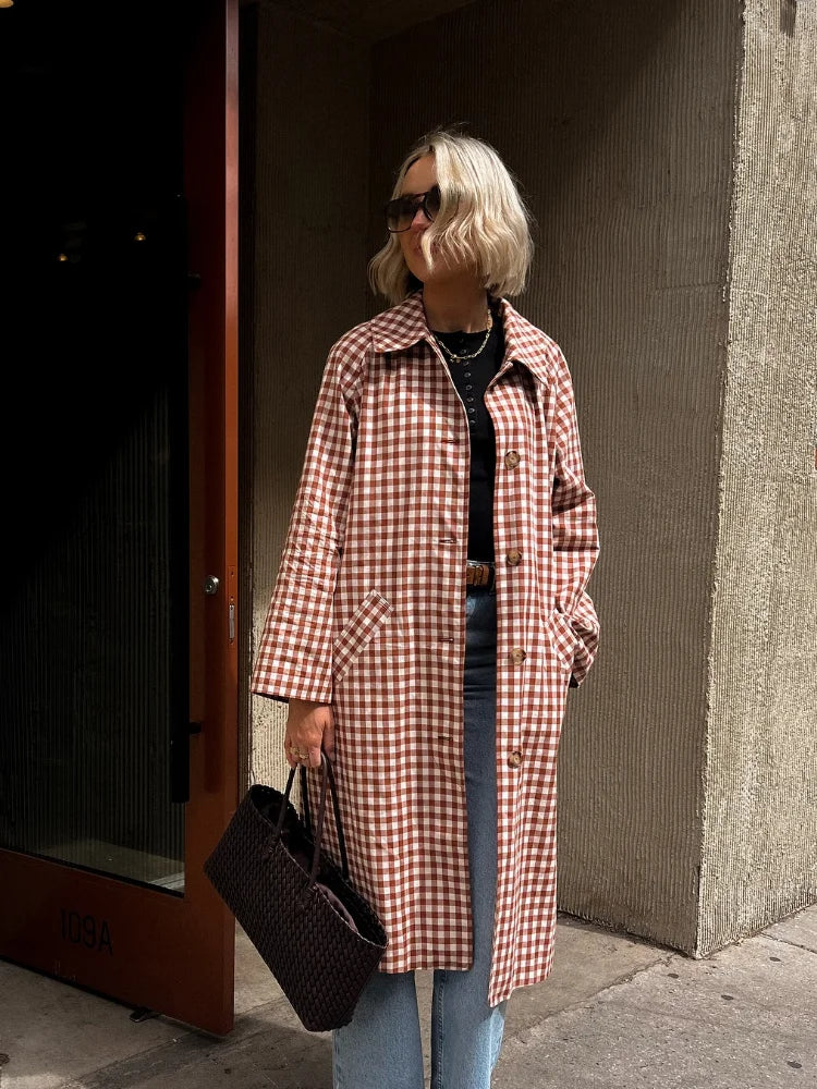 trench-long-femme-elegant-a-carreaux