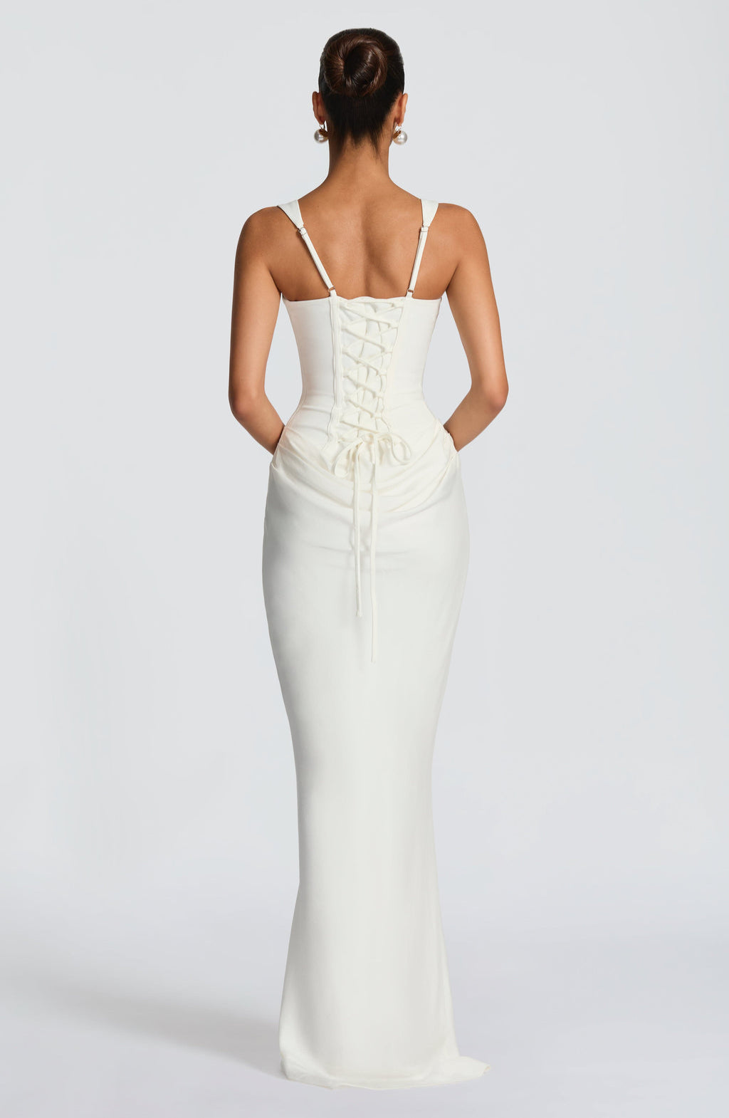 hourglass-maxi-dress-sculpted-silhouette-effortless-style