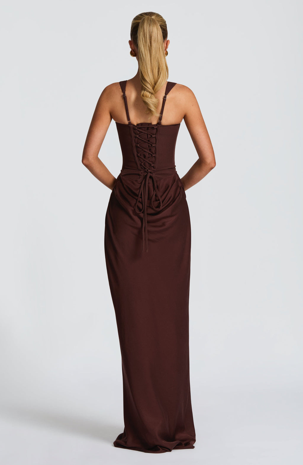 hourglass-maxi-dress-sculpted-silhouette-effortless-style