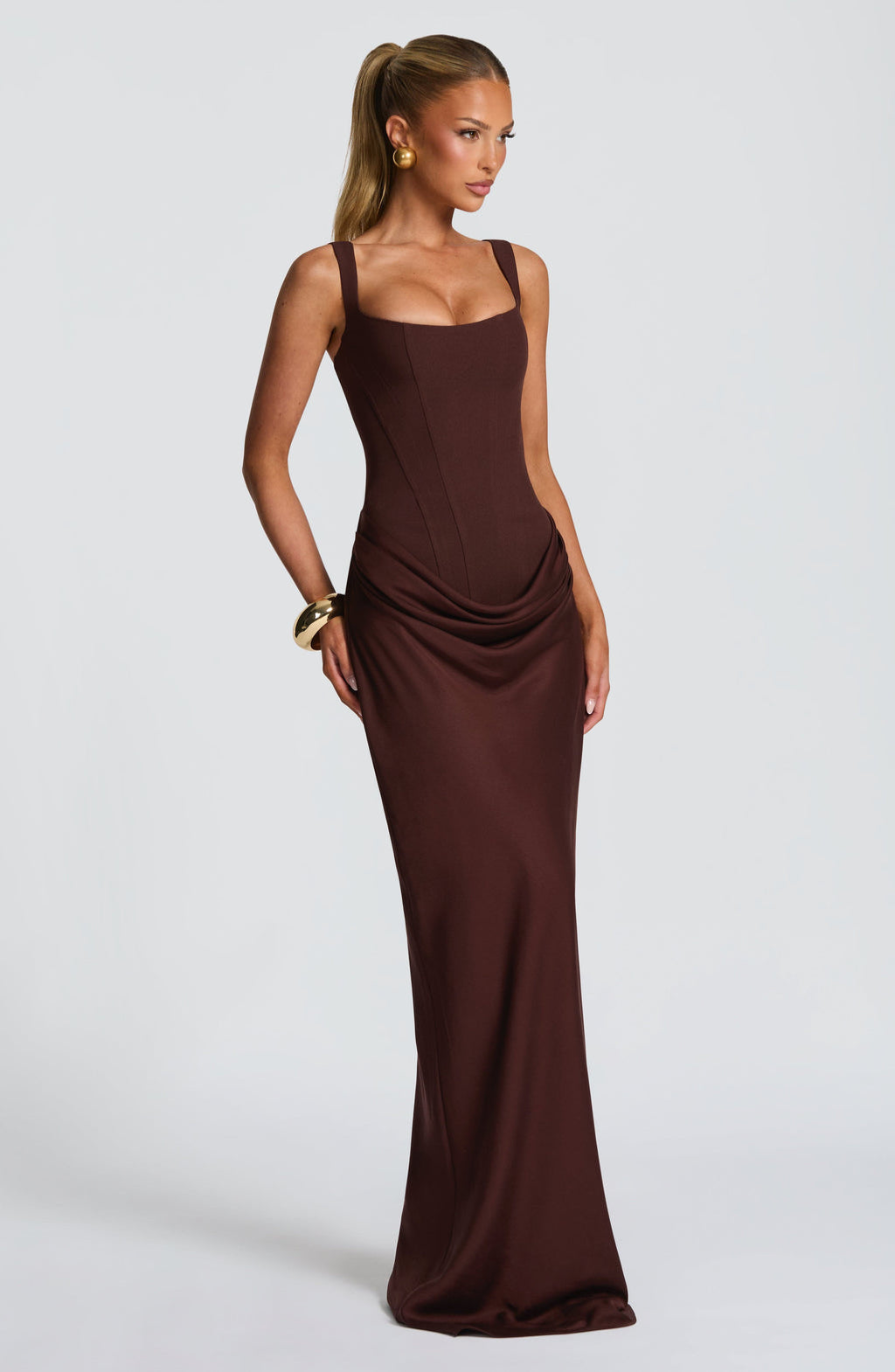 hourglass-maxi-dress-sculpted-silhouette-effortless-style