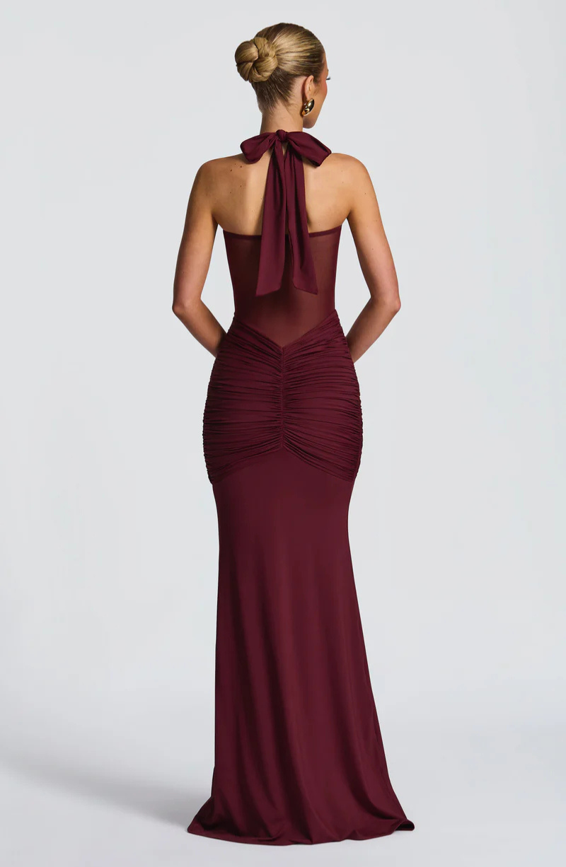 siren-hourglass-gown-alluring-silhouette-timeless-glamour