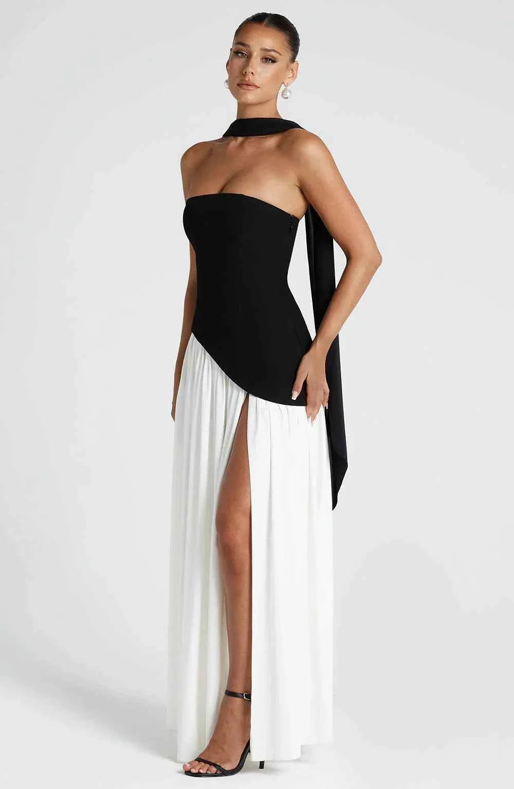 robe-longue-bustier-corset-avec-detail-foulard-et-fente-haute